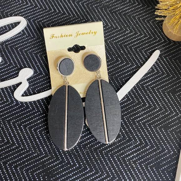 Silver tone wood wood earrings. - Picture 3 of 4